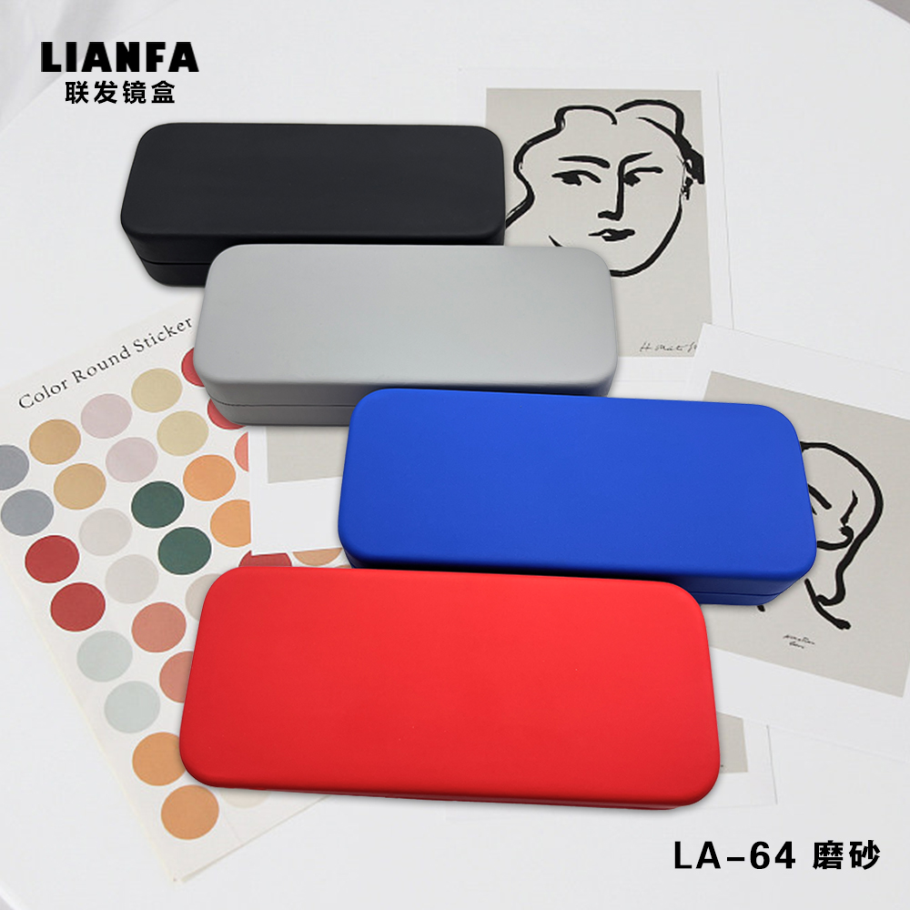 A square glasses case in high - saturation solid color