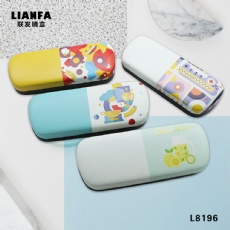 Eyeglass case with two-tone pattern