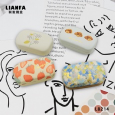 A cute and mini small glasses case A cute and mini small glasses case