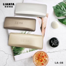 Champagne-colored glasses case Champagne-colored glasses case