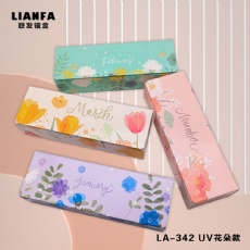 A fresh flower - shaped square flip - top glasses case